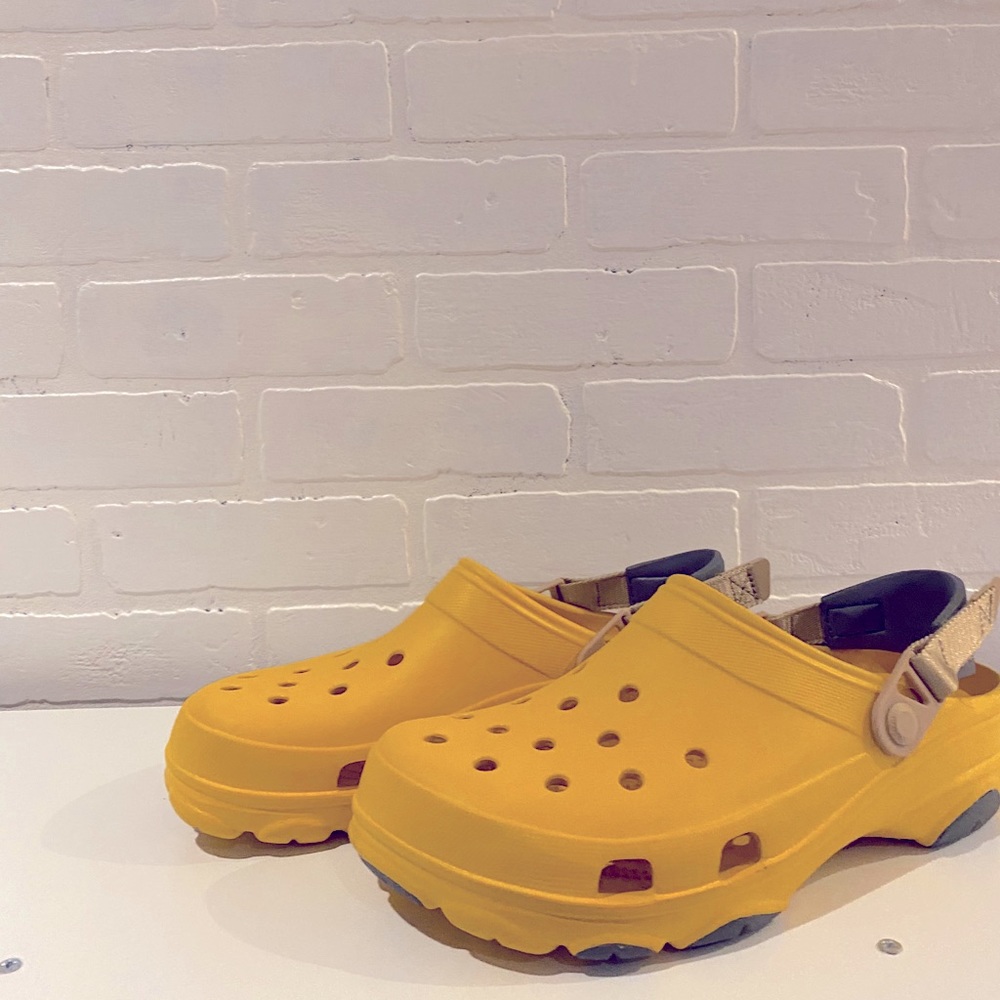 yellow all terrain crocs men size 10/ women’s 12